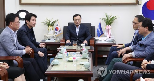 굳은 표정의 더불어민주당 지도부
