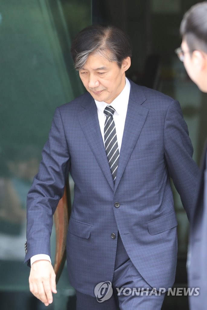 법무장관 임명된 조국 '청와대로'