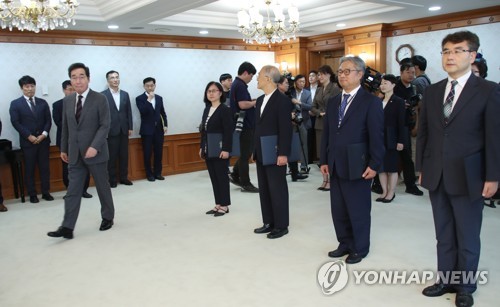 자살예방정책위 민간위원들에게 위촉장 준 이낙연 총리
