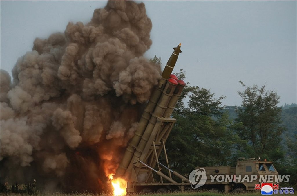 Kim Jong-un dirige los ensayos de un lanzacohetes múltiple de calibre supergrande Kim Jong-un dirige los ensayos de un lanzacohetes múltiple de calibre supergrande