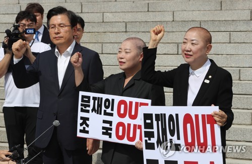 삭발한 박인숙 의원과 함께 구호 외치는 황교안 대표