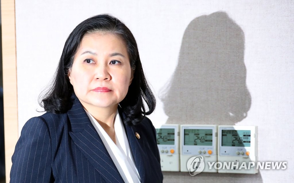 브리핑실 들어오는 유명희 통상교섭본부장