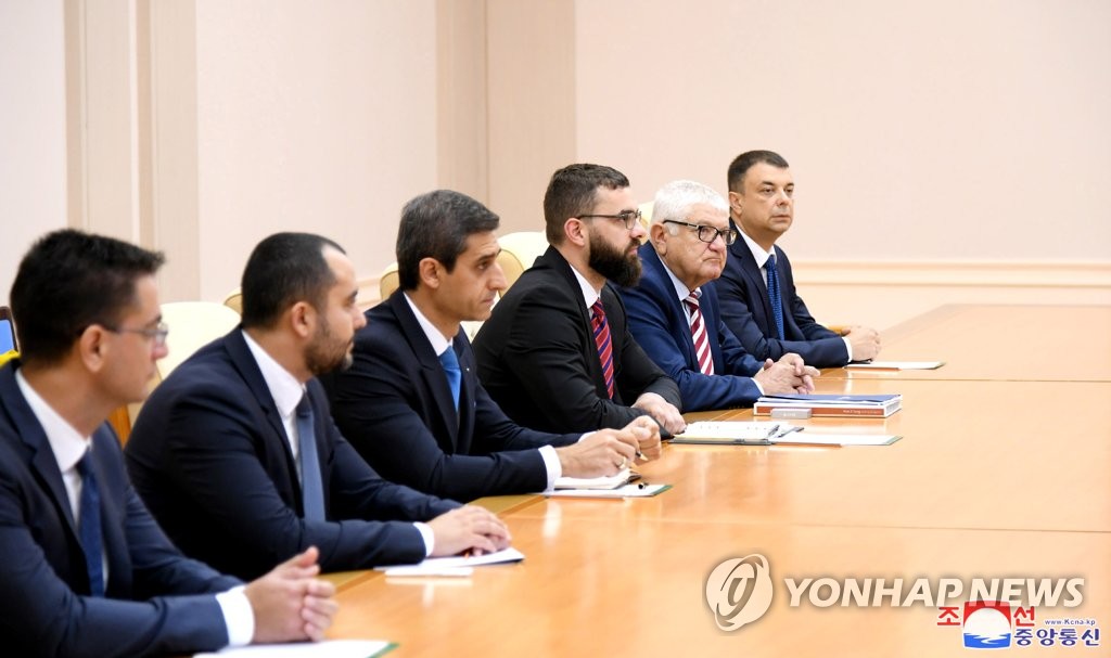 불가리아-북한친선의원단 대표단 만난 리수용