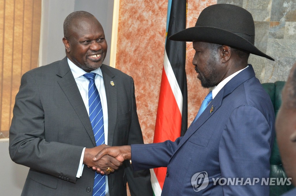 악수하는 남수단 대통령과 반군 지도자
