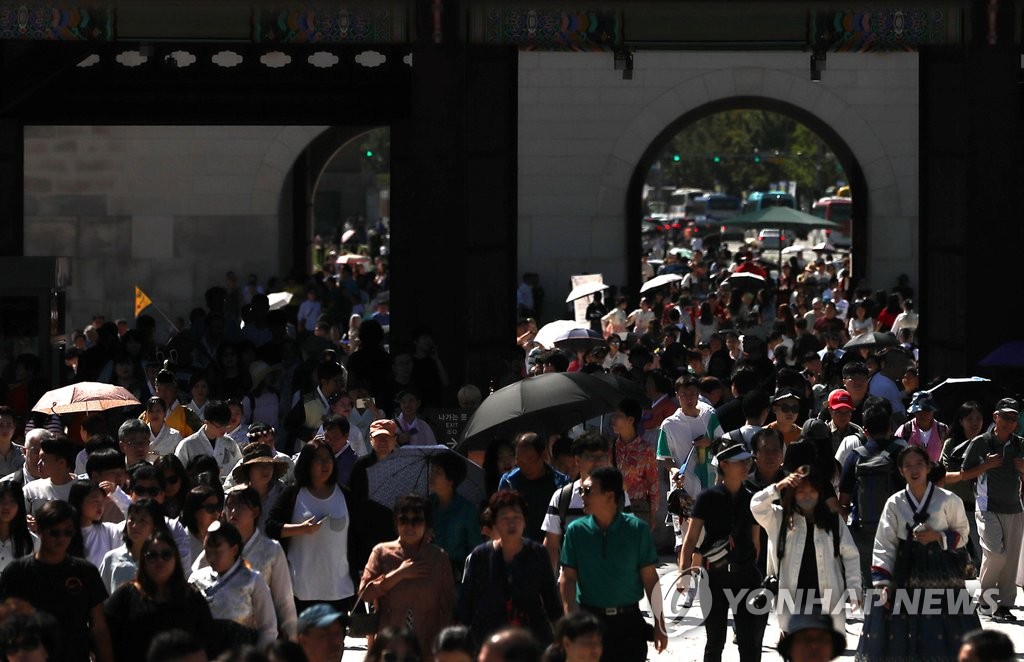 Visitors enjoy Chuseok holiday at Seoul palace Visitors enjoy Chuseok holiday at Seoul palace