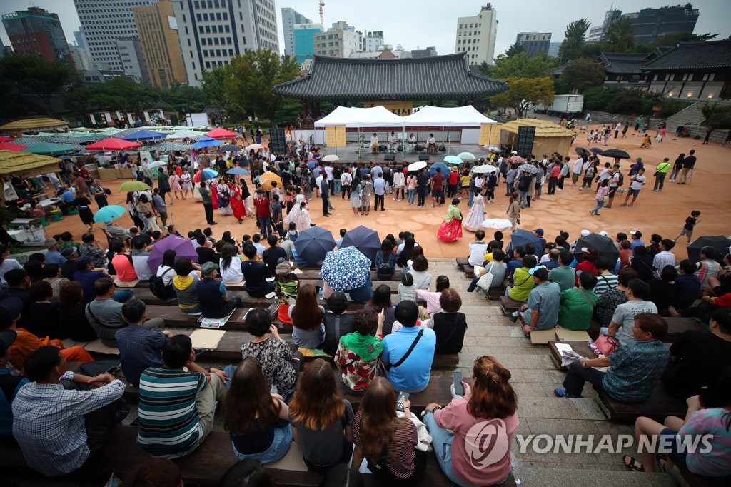 추석 연휴 맞아 북적이는 남산골한옥마을 연합뉴스