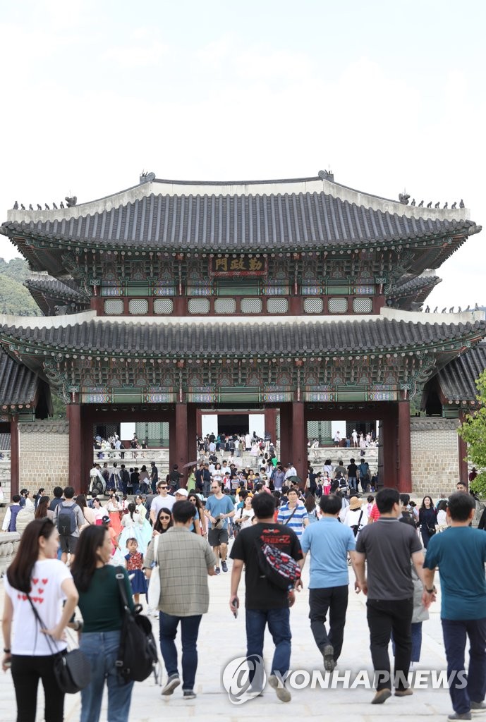 Los visitantes al palacio Gyeongbok en la festividad de Chuseok Los visitantes al palacio Gyeongbok en la festividad de Chuseok