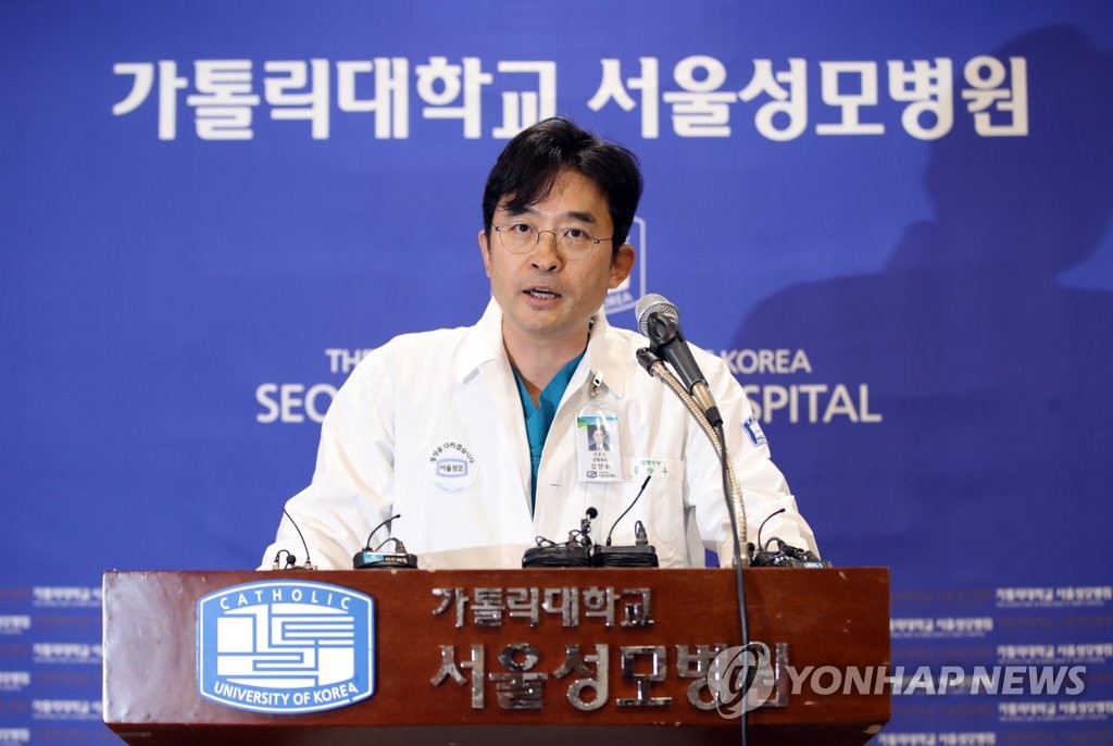 어깨 수술 관련 브리핑하는 김양수 정형외과 교수
