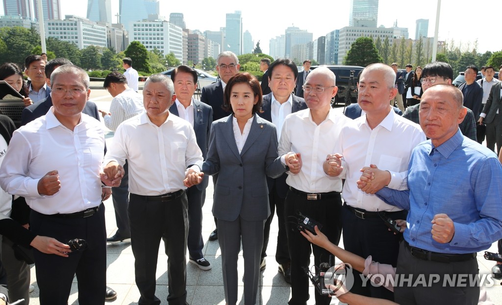 손잡은 자유한국당 의원들과 나경원 원내대표