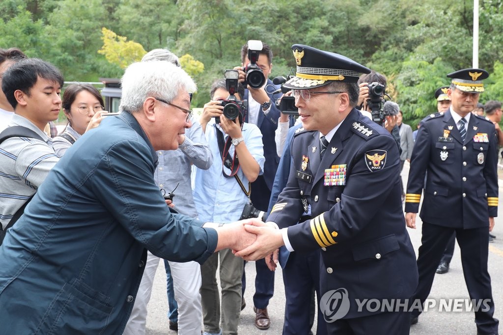 유가족 위로하는 민갑룡 경찰청장