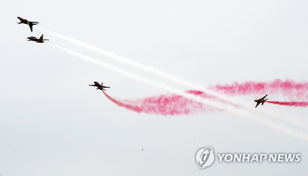 환상적인 비행 선보이는 블랙이글스