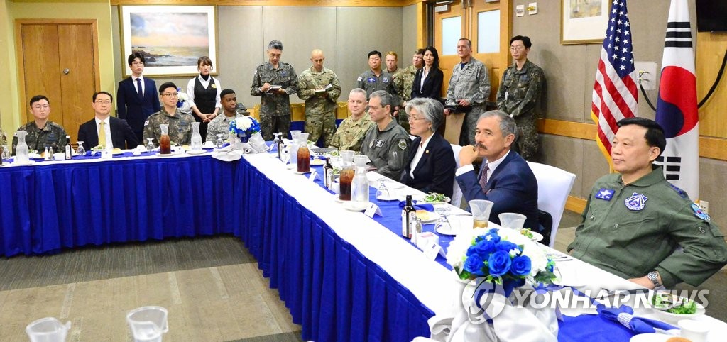 오산 공군기지 찾은 강경화 장관