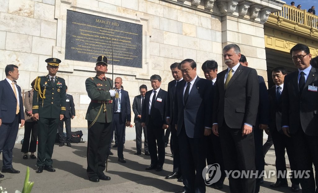 유람선 사고 희생자 추모하는 국회의장