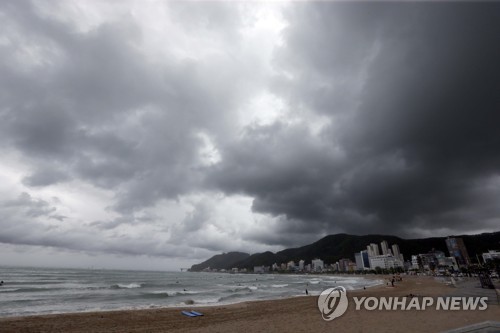 태풍 타파 접근 먹구름