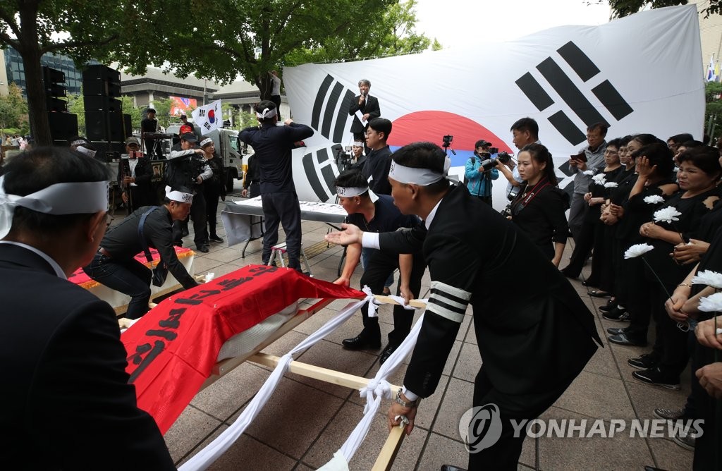 탈북민 모자 추모하는 시민들