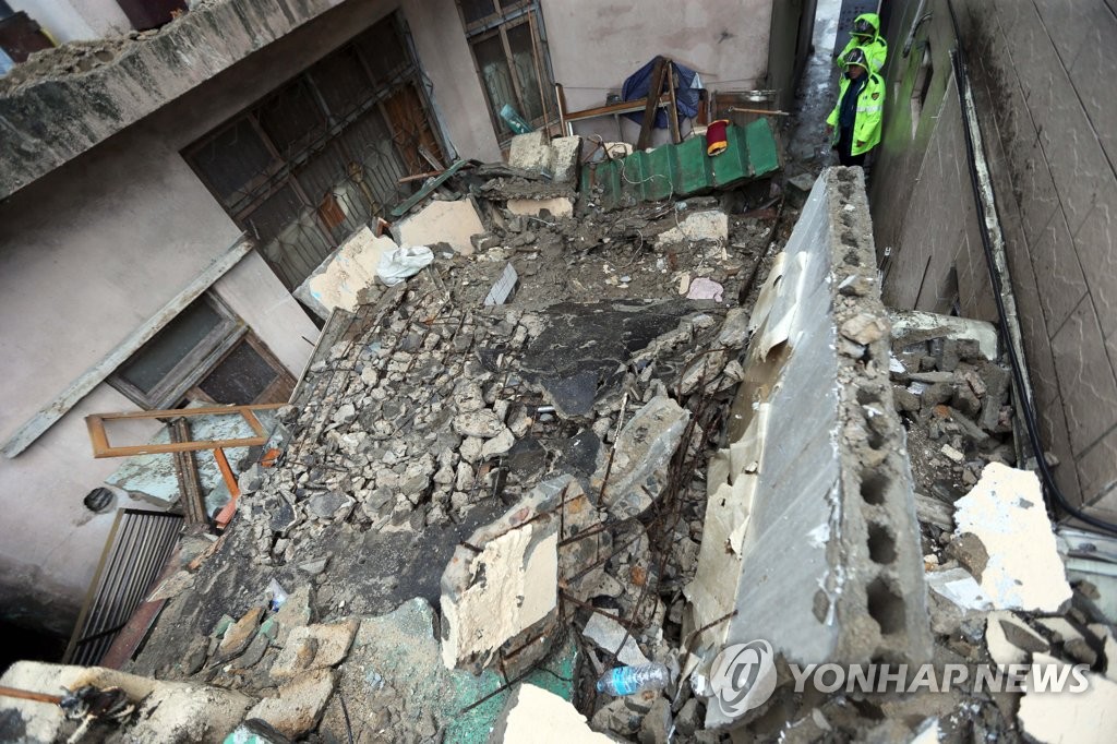 This photo shows an old two-story house that collapsed in the southeastern port city of Busan on Sept. 21, 2019, killing a 72-year-old woman who lived on the first floor. (Yonhap)