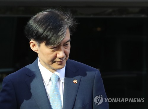 굳은 표정으로
