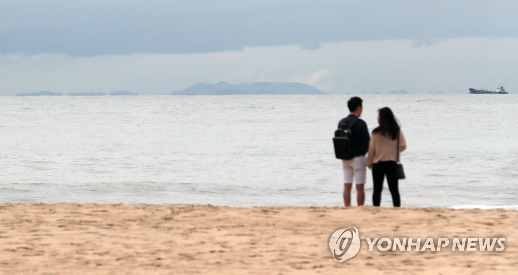 태풍 물러가니 해운대서 보이는 대마도