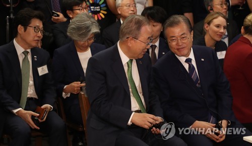 문 대통령과 반기문 국가기후환경회의 위원장