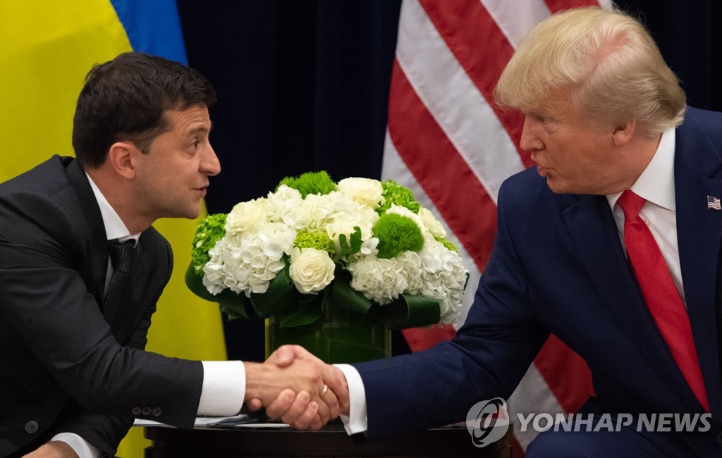 우크라이나 대통령과 악수하는 트럼프