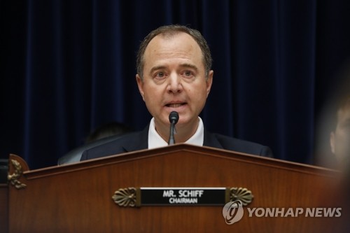 청문회 주재하는 시프 美하원 정보위원장