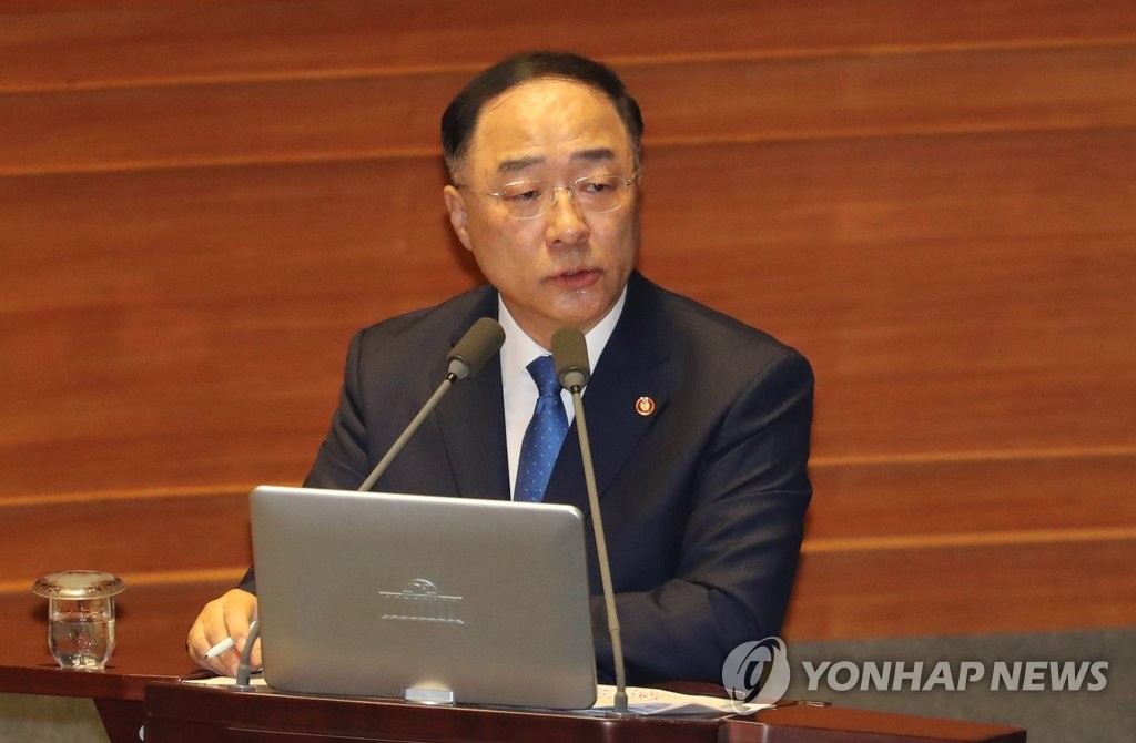 경제 분야 대정부 질문에 답변하는 홍남기