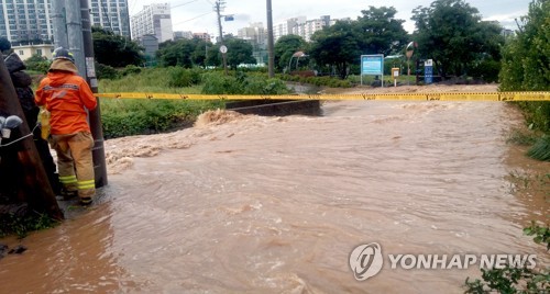 태풍 폭우에 제주 도로에 흙탕물 콸콸