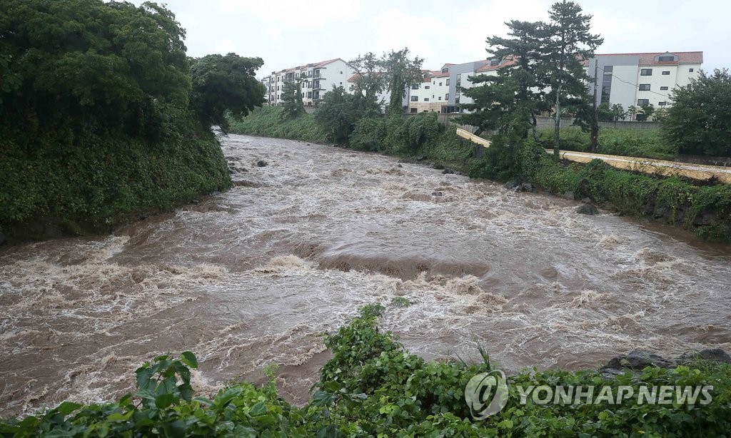 폭우로 불어난 하천