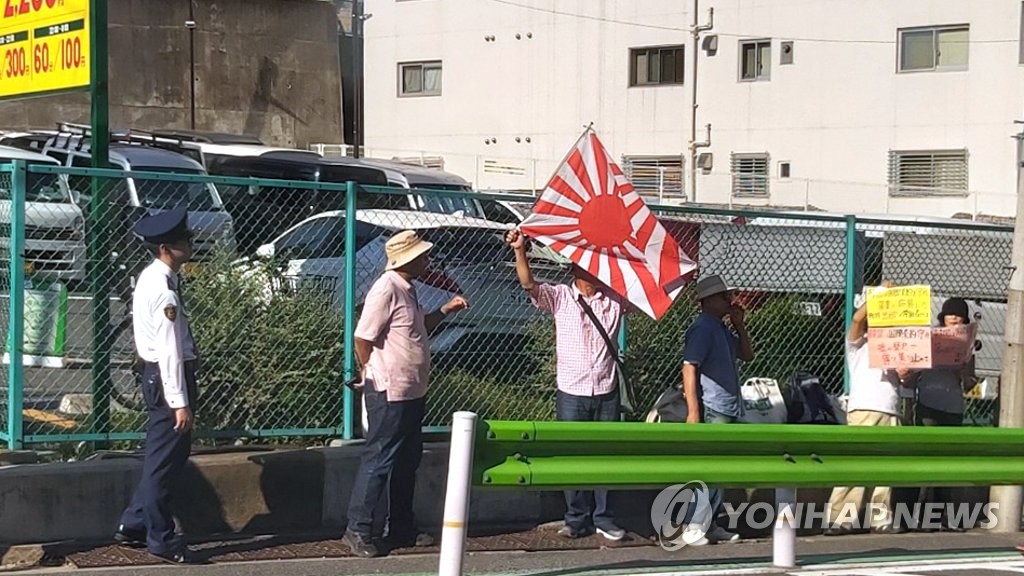 일본 우익인사들, 주일한국대사관 앞에서 '맞불 수요 시위'