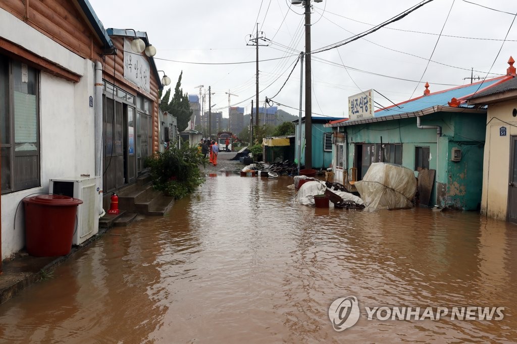 골목에 들어찬 흙탕물