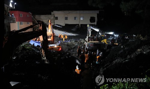 지난달 3일 부산 사하구에서 발생한 산사태가 발생, 행정당국이 매몰된 사람들을 수색하고 있다.