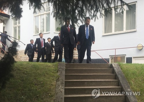 북한대표단, 스웨덴 북한대사관서 출발