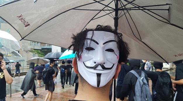 복면금지법 시행에 반대해 '가이 포크스' 가면을 쓴 홍콩 시위자