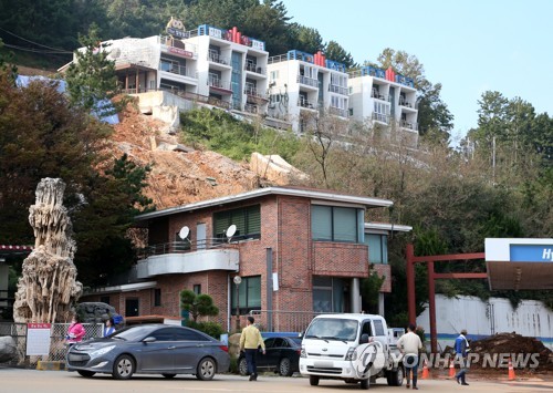 흙에 묻힌 주유소