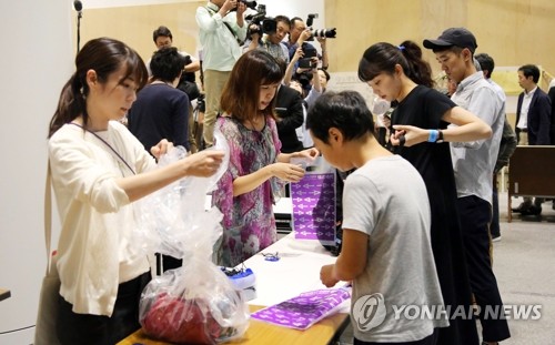 소녀상 전시된 아이치 트리엔날레…소지품 검사하는 주최 측
