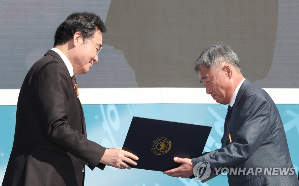 한글날 경축식서 유공자 포상하는 이낙연 총리