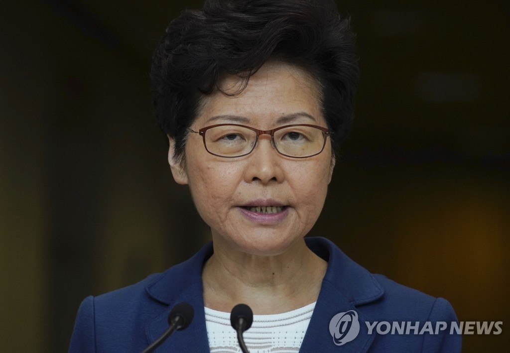 기자회견 하는 홍콩 행정장관