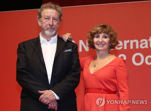 '글로리아 먼디' 감독과 주연 맡은 부부