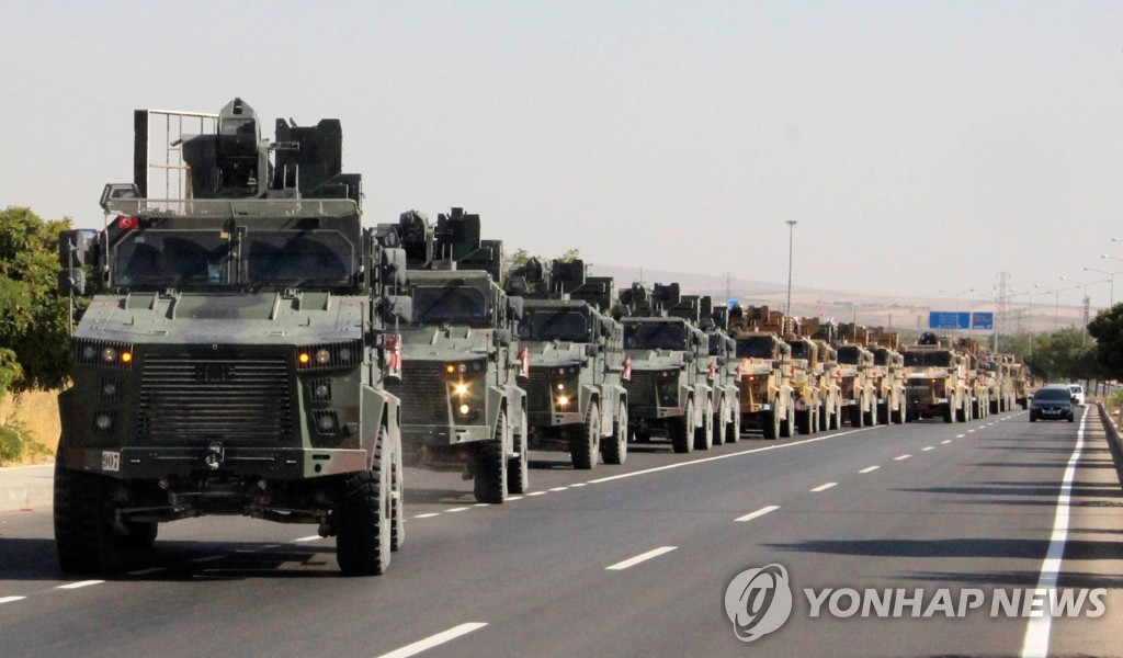 (이스탄불 로이터=연합뉴스) 터키군 군용차량 행렬이 9일(현지시간) 시리아 접경 터키 킬리스에서 이동하고 있다. 