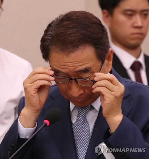 굳은 표정의 도로공사 사장