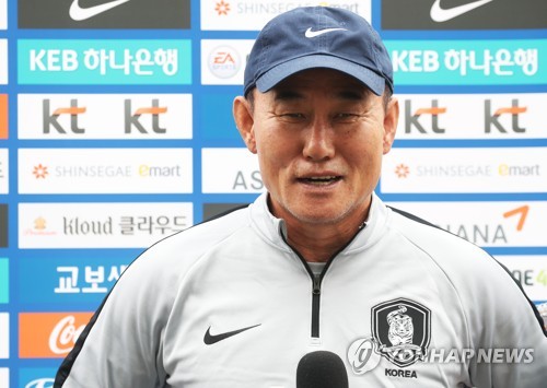 인터뷰하는 김학범 감독