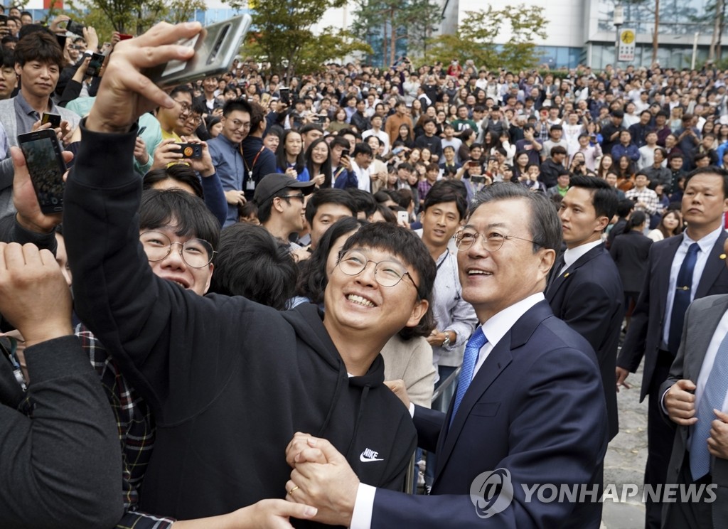문 대통령, 삼성 아산공장 직원들과 기념촬영