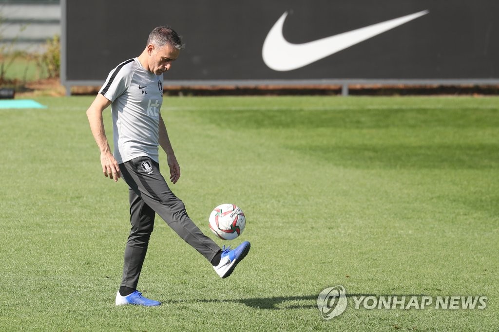 드리블하는 벤투 감독