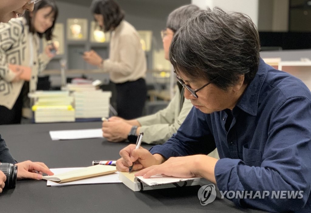 사인하는 류전윈 작가