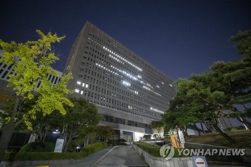 깊은 새벽까지 꺼지지 않는 검찰 사무실 불빛