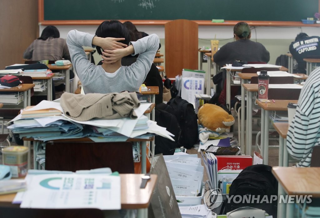 '쌓여가는 문제지들'