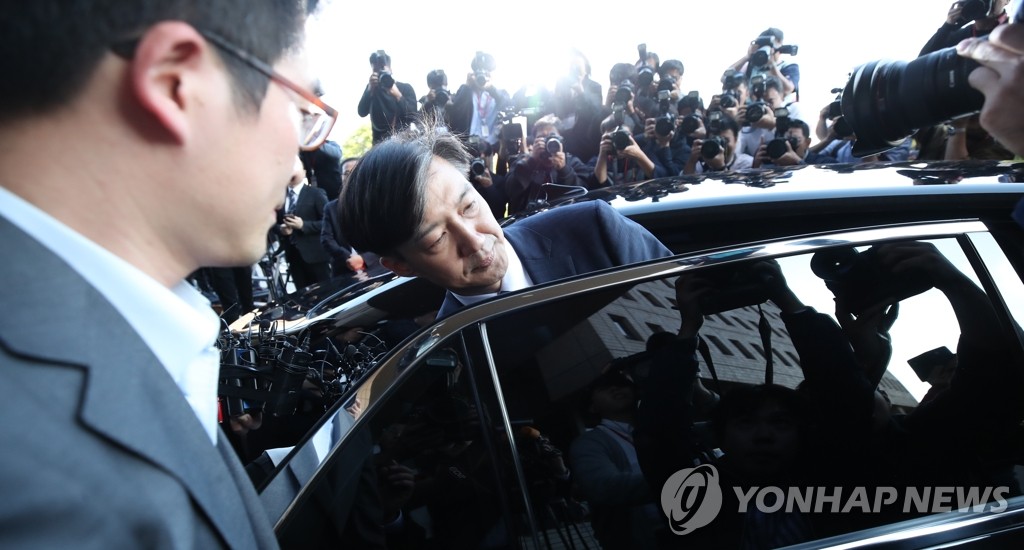 자택 향하는 조국
