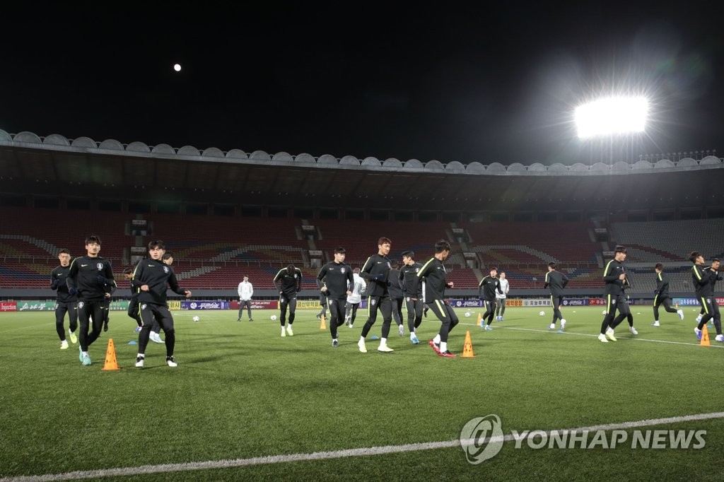 La selección de fútbol surcoreana entrena en el estadio Kim Il-sung La selección de fútbol surcoreana entrena en el estadio Kim Il-sung
