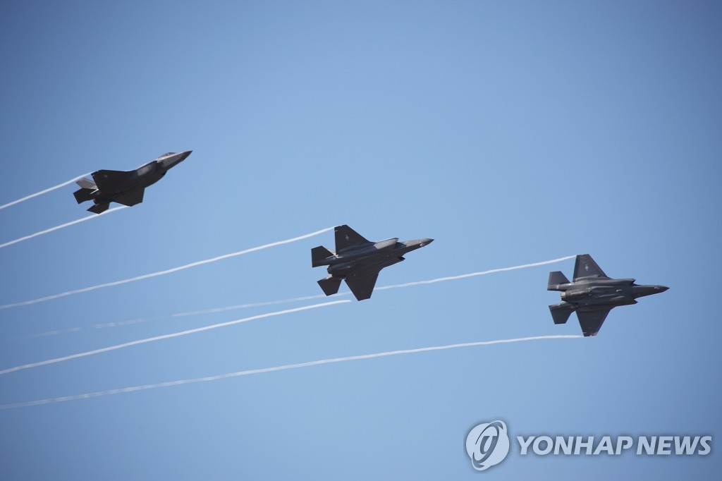 시범 비행하는 스텔스 전투기 F-35A