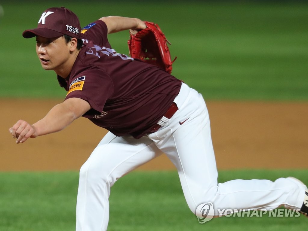 Oh Ju-won of the Kiwoom Heroes throws a pitch against the SK Wyverns in the bottom of the ninth inning of Game 2 of the second round Korea Baseball Organization (KBO) playoff series at SK Happy Dream Park in Incheon, 40 kilometers west of Seoul, on Oct. 15, 2019. (Yonhap)